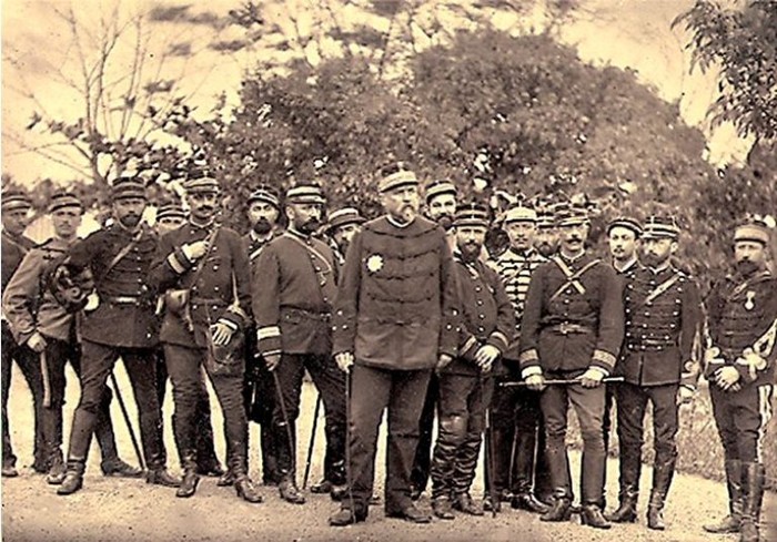 Hình ảnh quân đội Pháp tại Việt Nam (1884-1885). Đứng giữa là tướng Brière de Lisle.